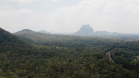 Vista-Aérea-Del-Bosque-Verde-Con-Vistas-A-La-Montaña-En-Las-Montañas-De-La-Casa-De-Cristal,-Interior-En-Queensland,-Australia