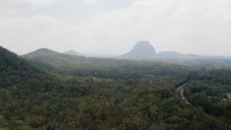 vista aérea del bosque verde con vistas a la montaña en las montañas de la casa de cristal, interior en queensland, australia