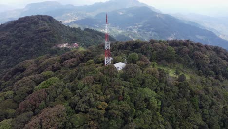 Luftumlaufbahnen-Roter,-Weißer-Funkturm-Auf-Dem-Dschungelberg,-El-Salvador