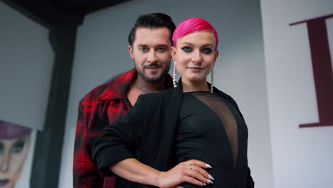 bailarines posando en un estudio moderno. pareja de baile mirando la cámara en el interior