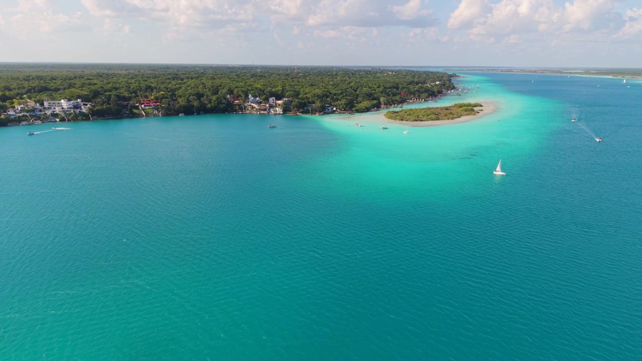 Drohnenpanorama der Lagune von Bacalar von oben