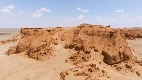 Acantilados-En-Llamas-Del-Cañón-De-Bayanzag-En-Mongolia---Disparo-Aéreo-De-Drones