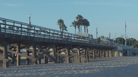 Gente-En-El-Muelle-De-La-Playa-De-Las-Focas