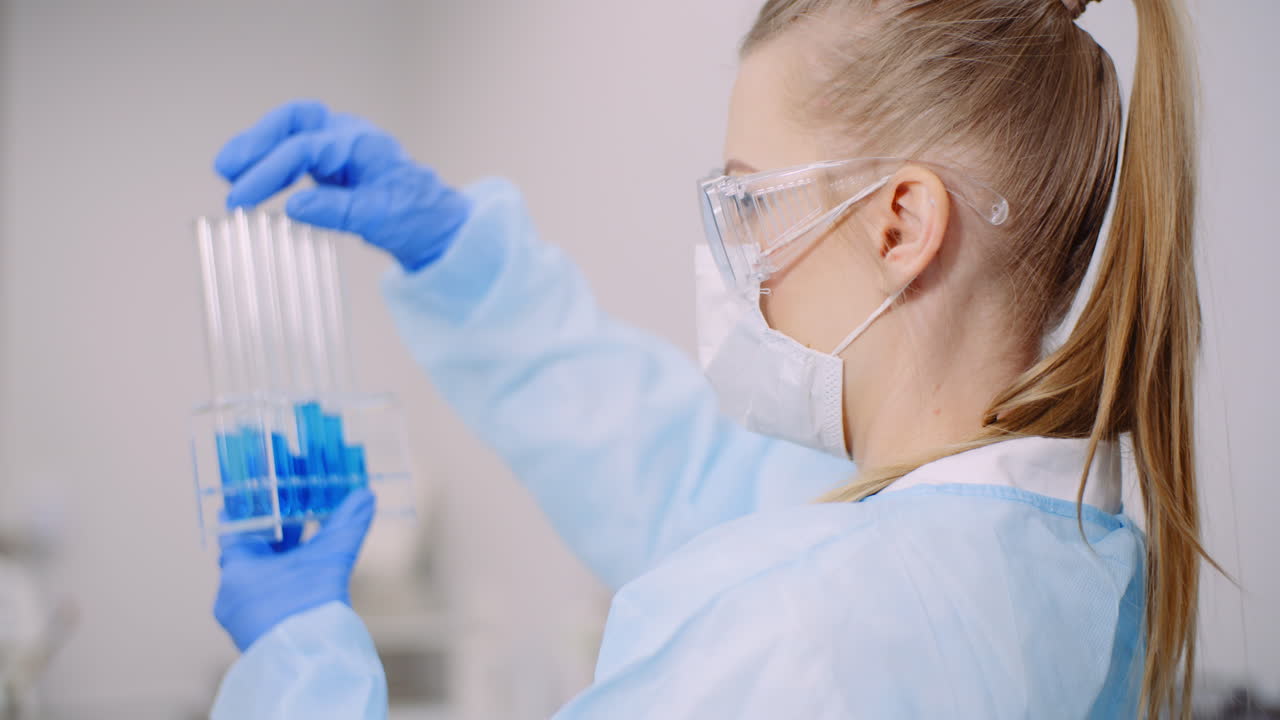 врач осторожно капает лекарство из пипетки в стеклянные пробирки для анализа днк в лаборатории 1