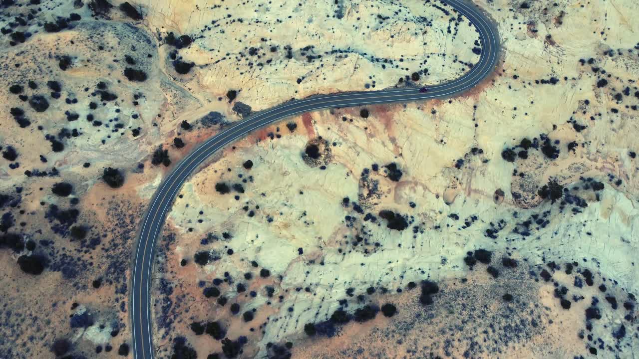 vista de drones de la carretera de asfalto que atraviesa el valle de arena en utah