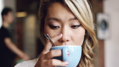 Hermosa-Joven-Tomando-Café-En-La-Cafetería