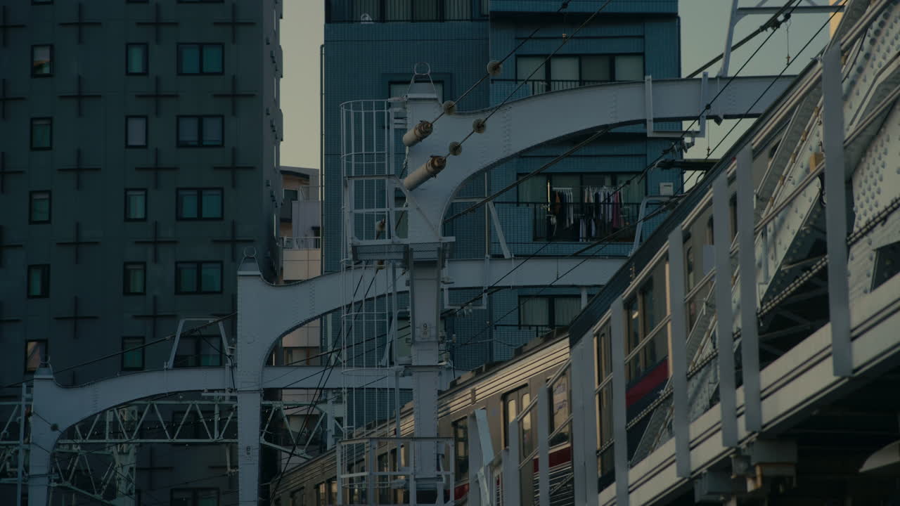 浅草水辺近くの橋を渡る東京の鉄道路線。