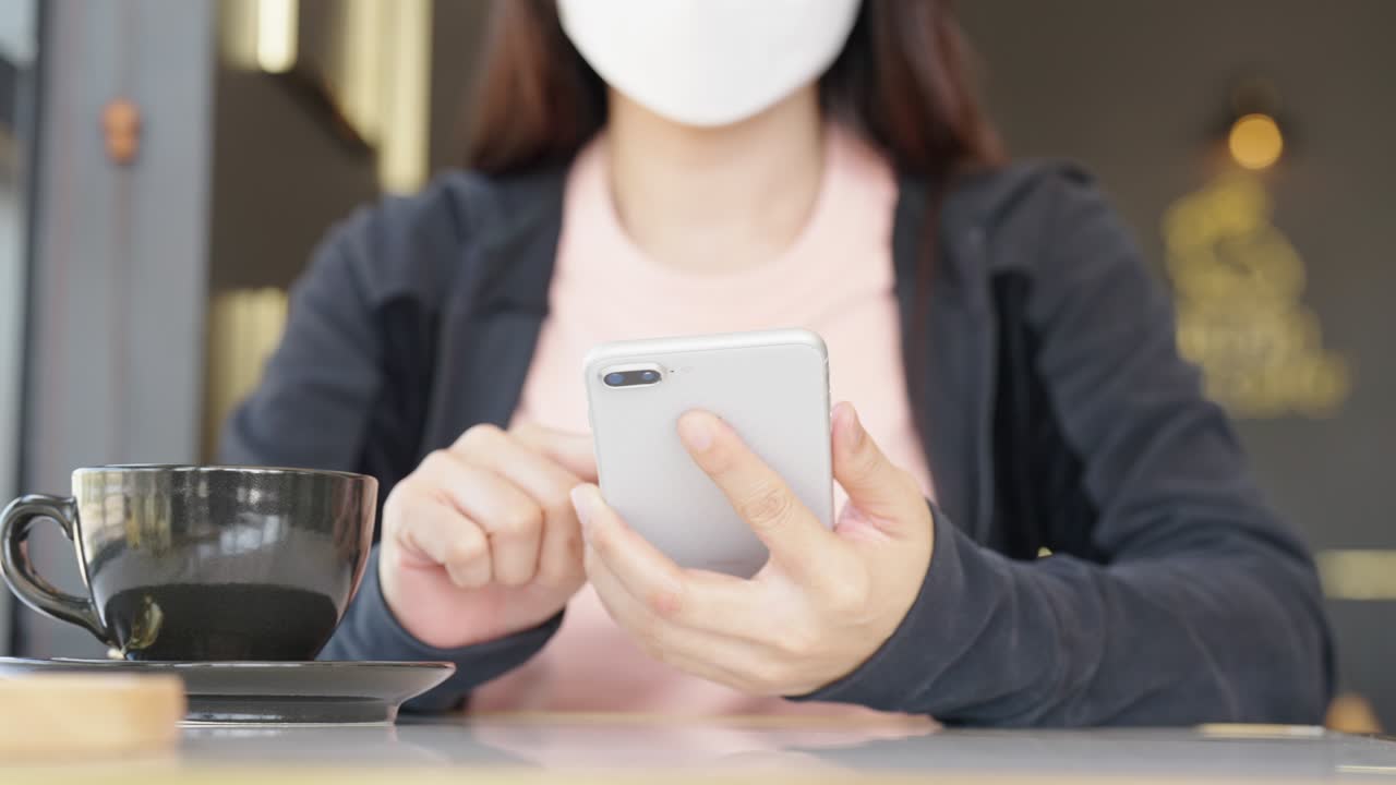 스마트폰을 들고 있는 여성의 손, 모바일 애플리케이션, 일상 생활에서 기술을 사용하는 개념, 온라인 쇼핑, 온라인 결제