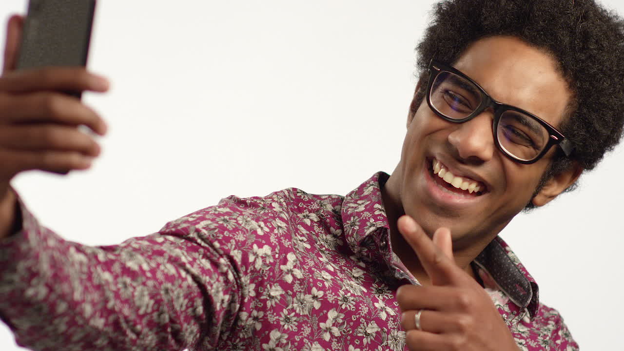 cu joven tomar selfies en el teléfono