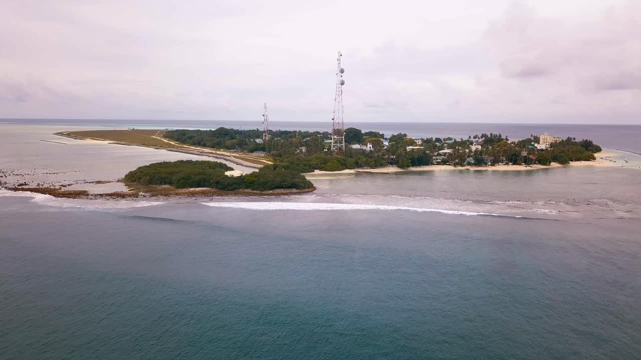 몰디브 수도 말레 근처의 몰디브 섬 서루스두의 드론 샷