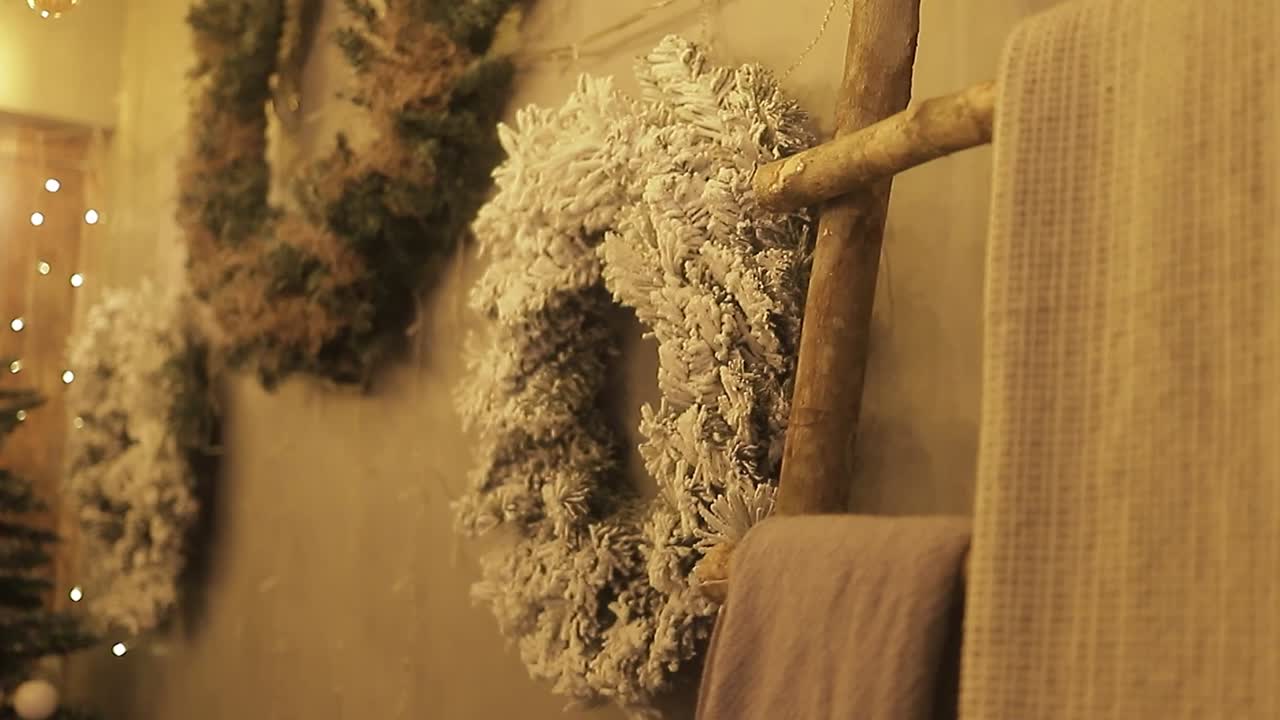 저녁에 장난감 새와 가라랜드로 크리스마스 트리 장식