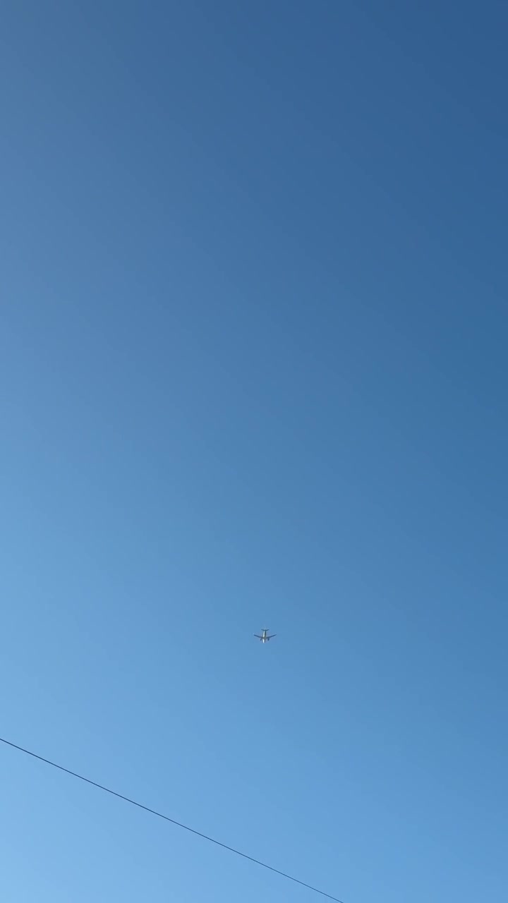 Passagerfly flyver over klar blå himmel
