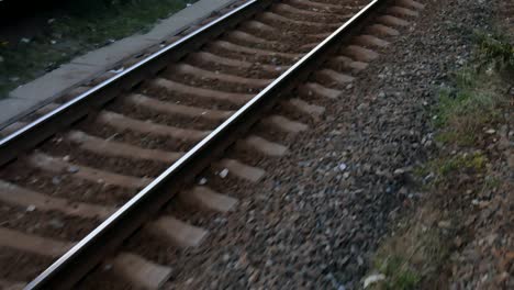 la cámara se mueve a lo largo del ferrocarril, los rieles por la noche.