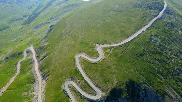 Riprese aeree con drone di una strada di montagna rumena – Transalpina