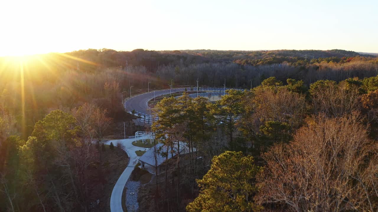 hermosa fotografía reveladora de un avión no tripulado del estacionamiento de westside park al amanecer, atlanta, georgia, estados unidos