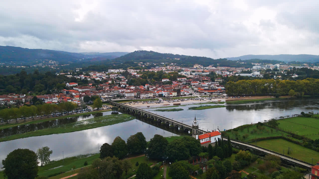 impresionantes imágenes aéreas en 4k de un pueblo - ponte de lima en portugal y su punto de referencia icónico - puente romano de piedra que cruza el río lima