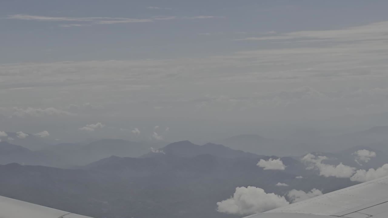 비행기 내부의 높이에서 눈 인 산의 풍경