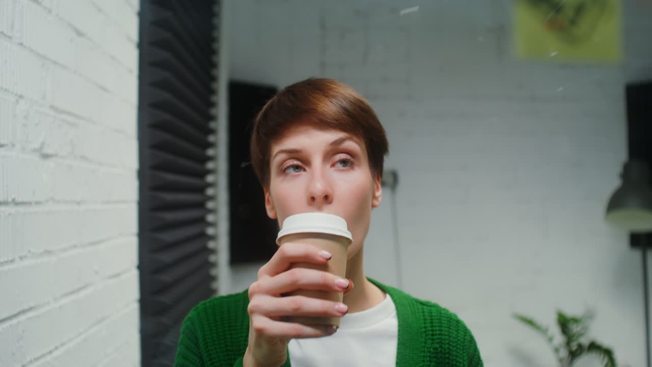 mujer centrada en notas post-it