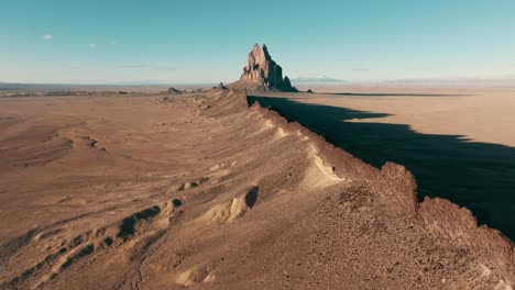 Weitreichende-Verbreitung-Filmischer-Drohnenaufnahmen-Von-Ship-Rock,-New-Mexico