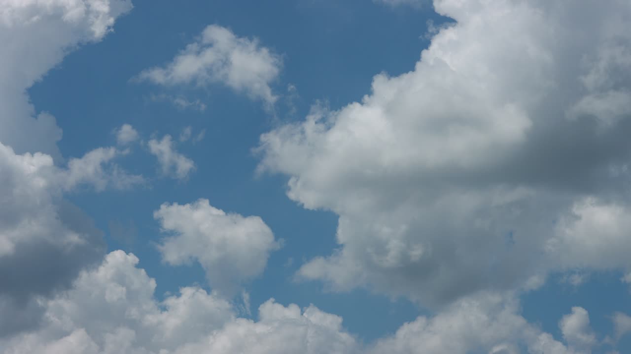 파란 하늘에 있는  구름의 타임스.