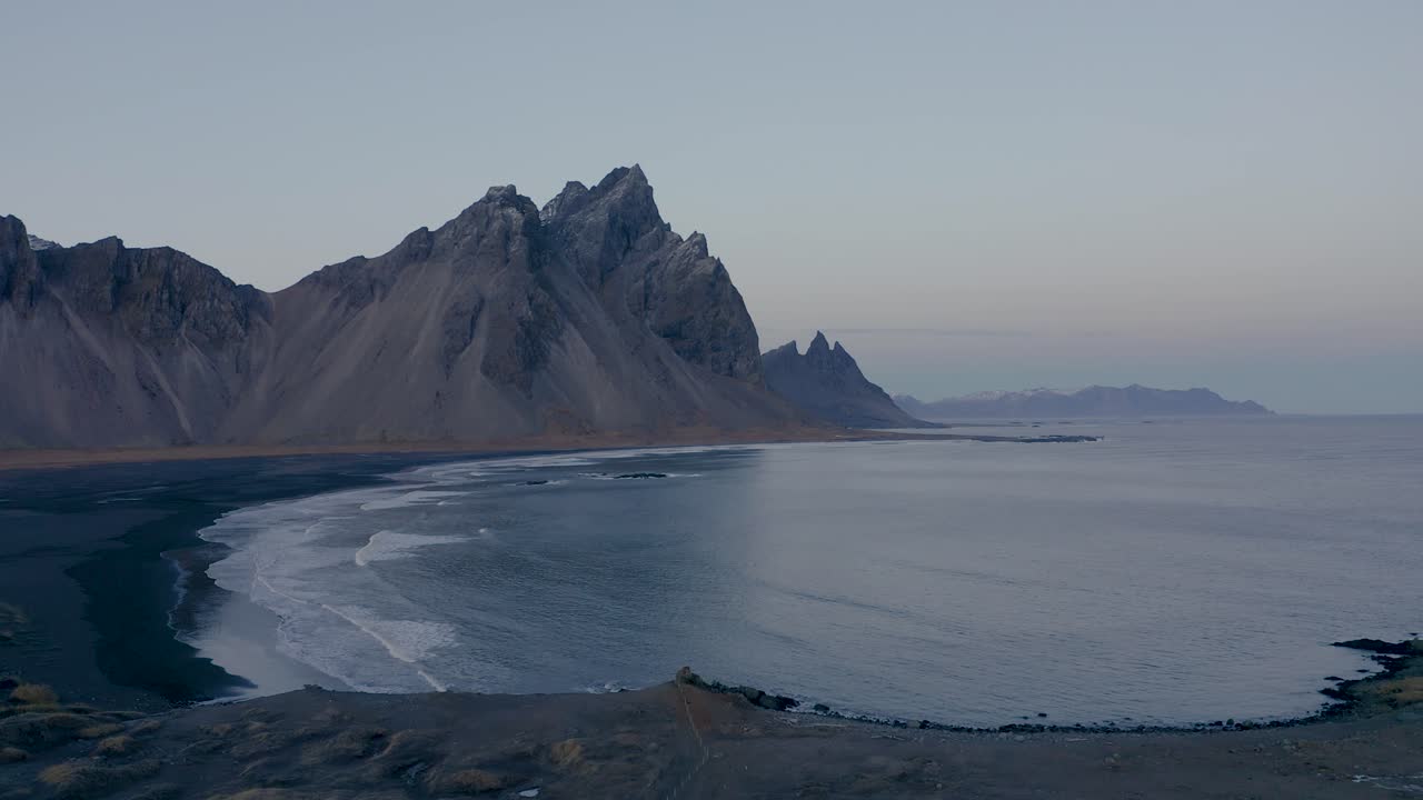 Panoramaudsigt over Vestrahorn-bjerget på den vulkanske Stokksnes-strand tidligt om morgenen på Island.