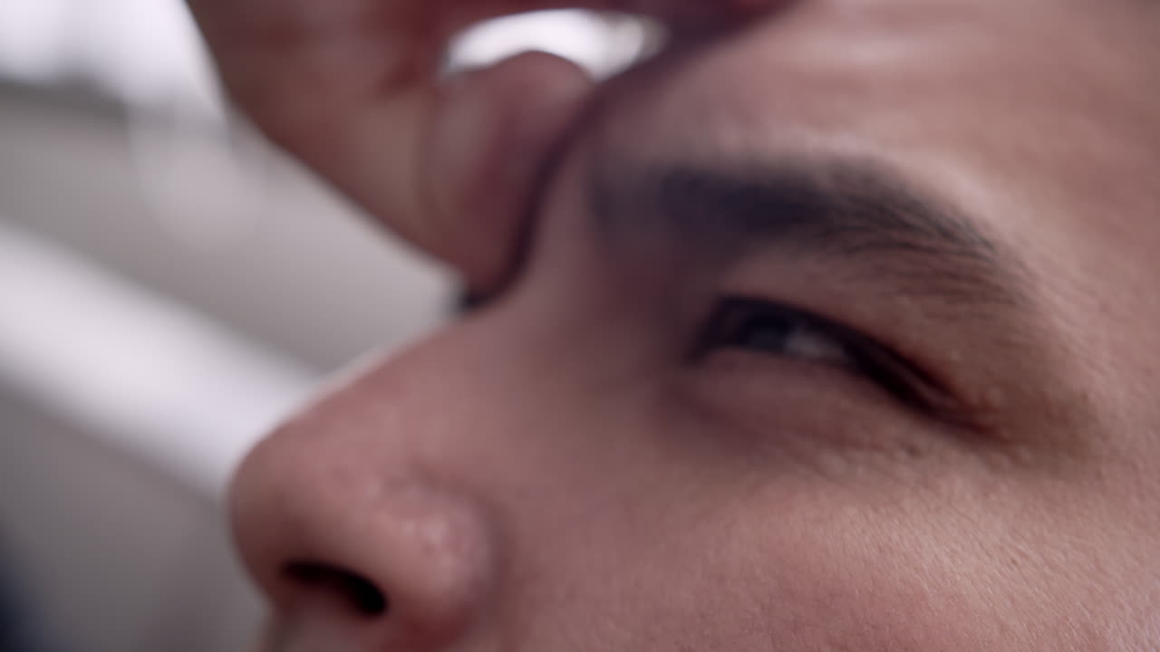 una vista de cerca captura una sesión de aseo que destaca la atención a los detalles y la relajación.