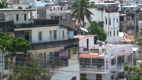 día caluroso en un barrio pequeño