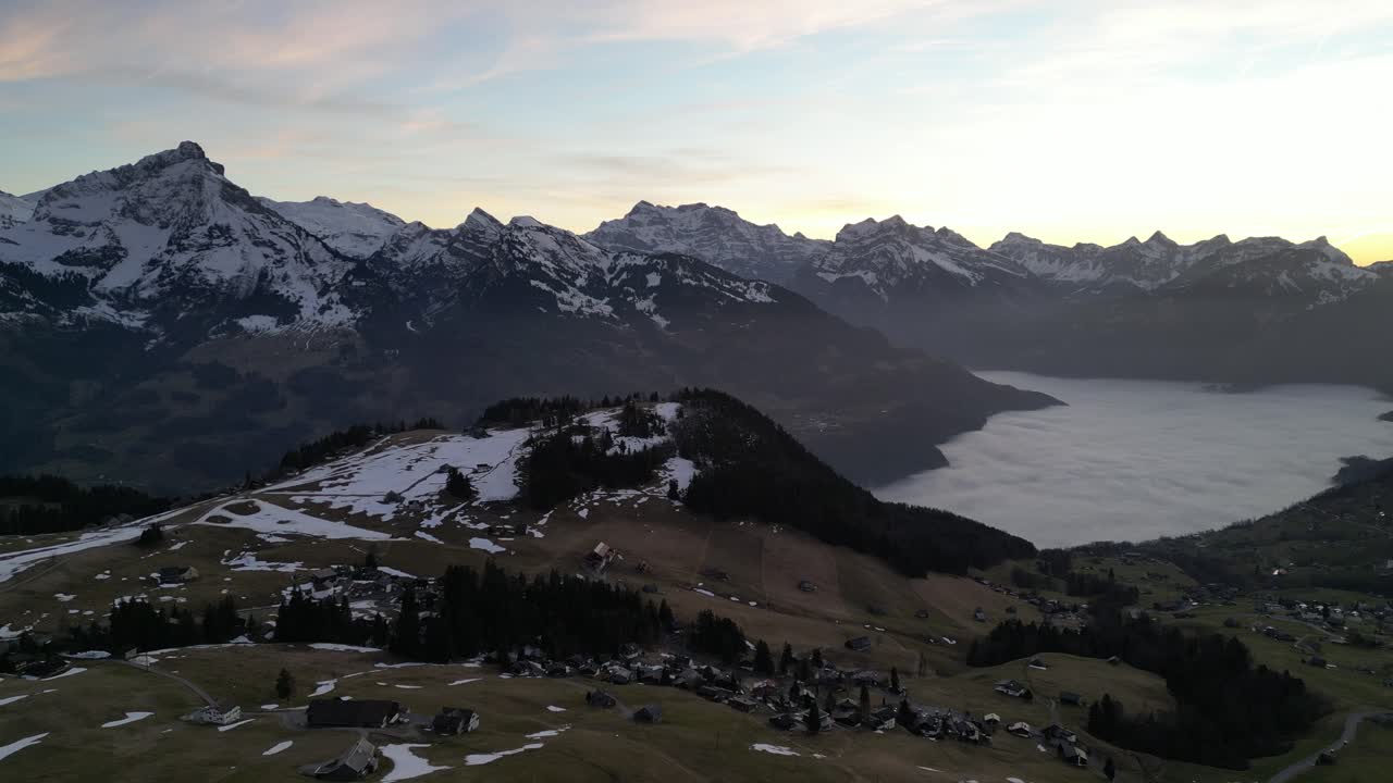 amden weesen suiza el cielo del crepúsculo sobre el pueblo suizo