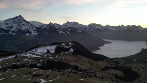 Amden-Wesen-Schweiz-Dämmerungshimmel-über-Dem-Schweizer-Dorf