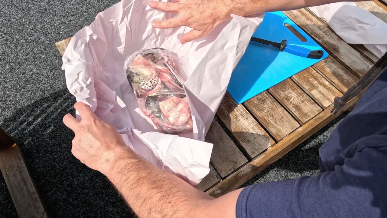 물고기 머리를 준비하는 것