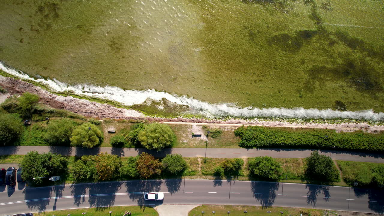 폴란드 쿠즈니차 의  ⁇ 은 발트 해  ⁇  의 해안 도로 에서 운전 하는 자동차 의 공중  ⁇  다운  ⁇