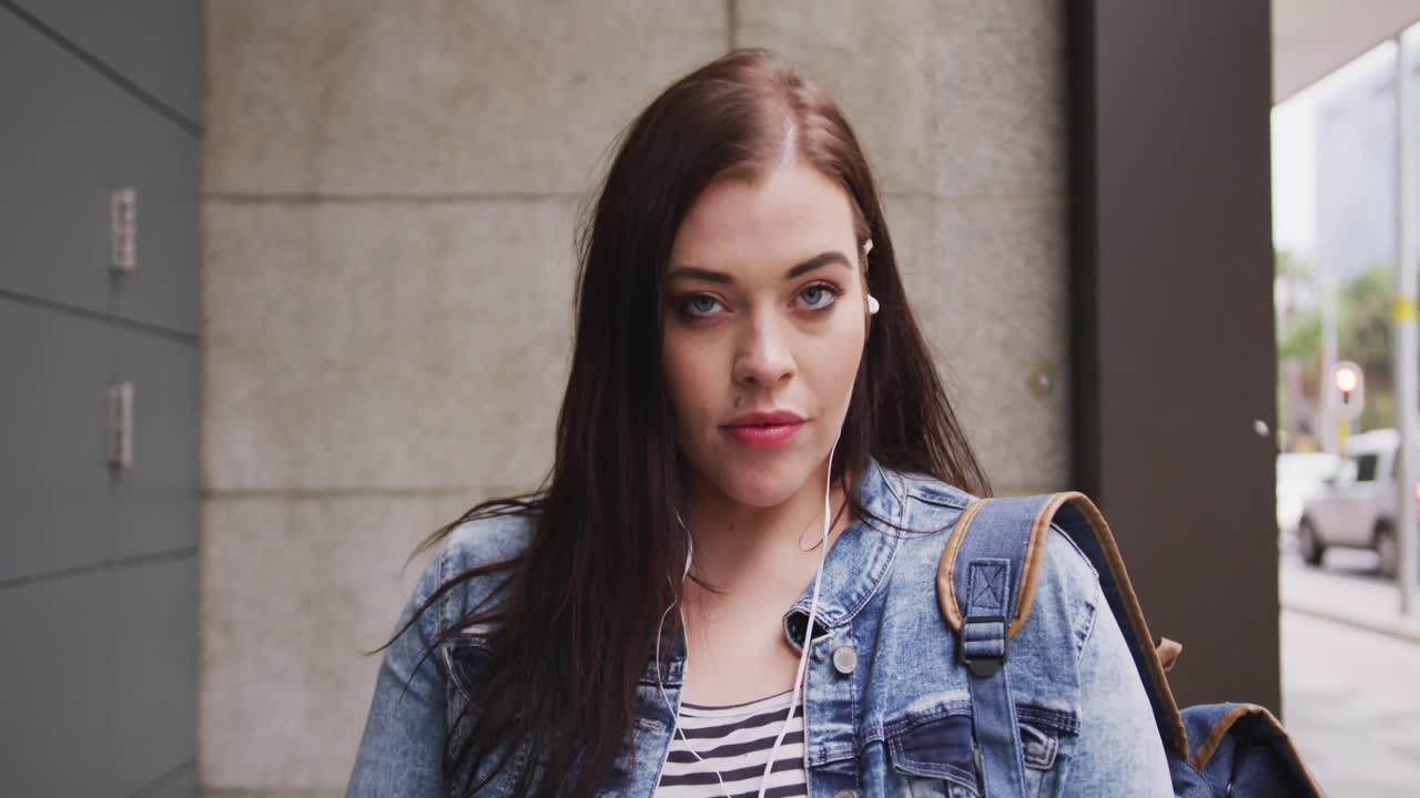 joven mujer caucásica buscando el objetivo