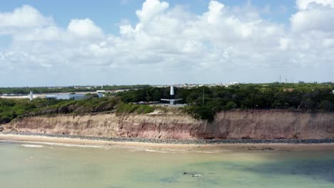 El-Famoso-Destino-Turístico-Faro-De-Cabo-Branco-En-Una-Plataforma-Rodante-En-Un-Dron-Aéreo-En-La-Capital-De-La-Playa-Tropical-De-Joao-Pessoa,-Paraiba,-Brasil-En-Un-Cálido-Y-Soleado-Día-De-Verano