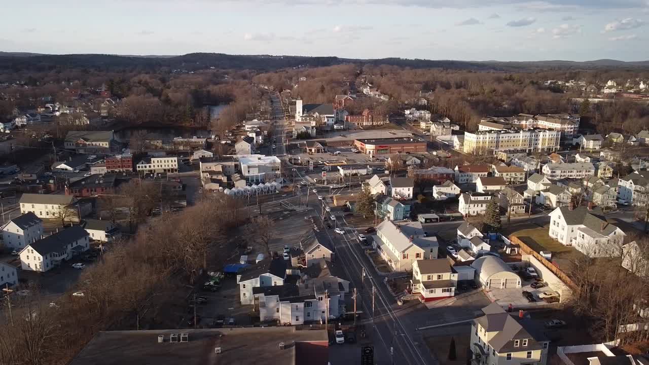 drone volando sobre el tráfico de pasajeros en hudson, massachusetts durante el invierno
