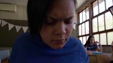 Portrait-of-teenage-girl-in-a-school-classroom