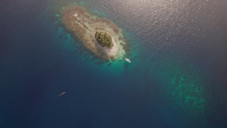 clip de drone en una isla remota, las islas de san blas con un velero anclado en la playa
