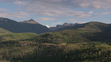 Hermoso-Día-En-El-Bosque-Nacional-Y-El-Monte-Víspera-En-El-Horizonte