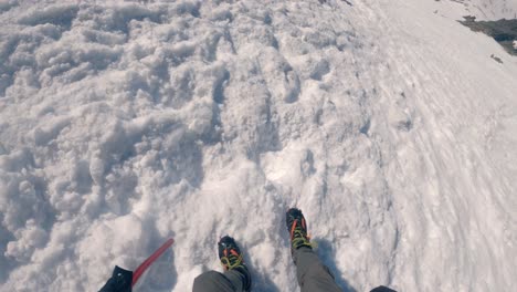 Bergsteiger,-Die-Einen-Steilen-Und-Schneebedeckten-Berg-Hinunterwandern---Gopro-kopfansicht