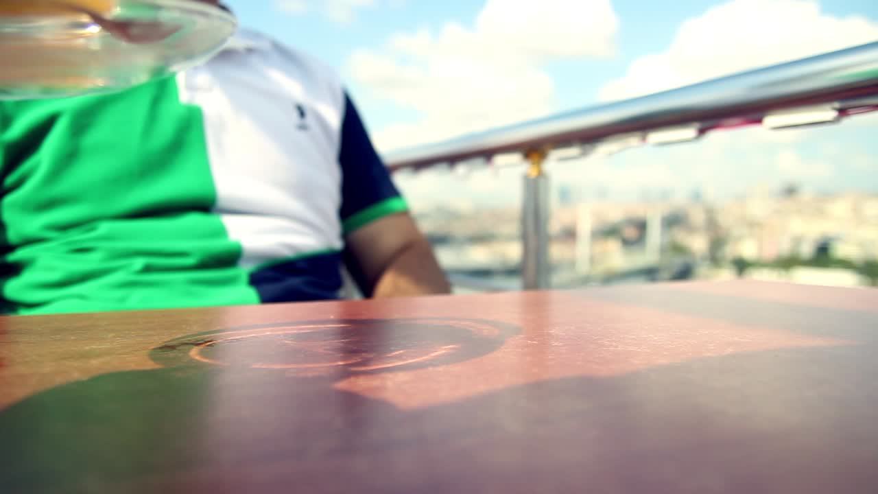 카페에서 허브 차를 마시는 젊은 남자