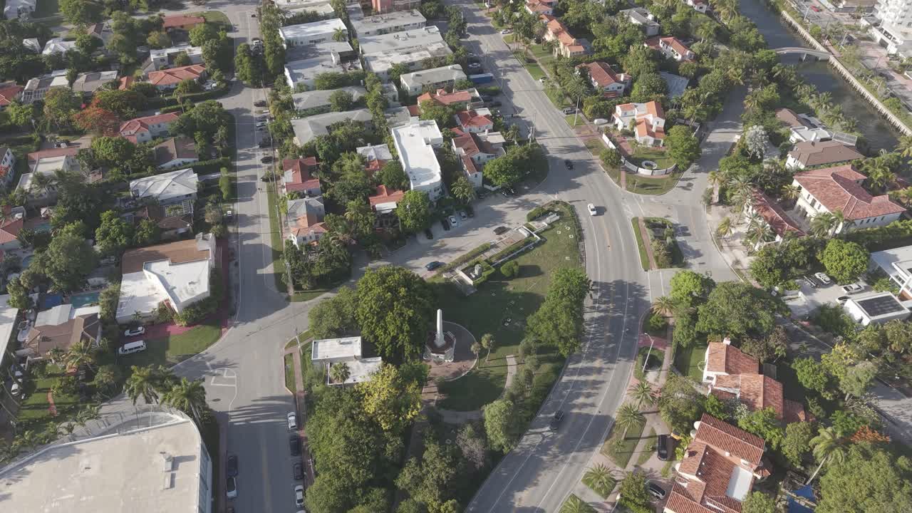 Vista aérea de Miami Beach, Flórida, EUA, bairro de Bayshore, Indian Creek e edifícios à beira-mar