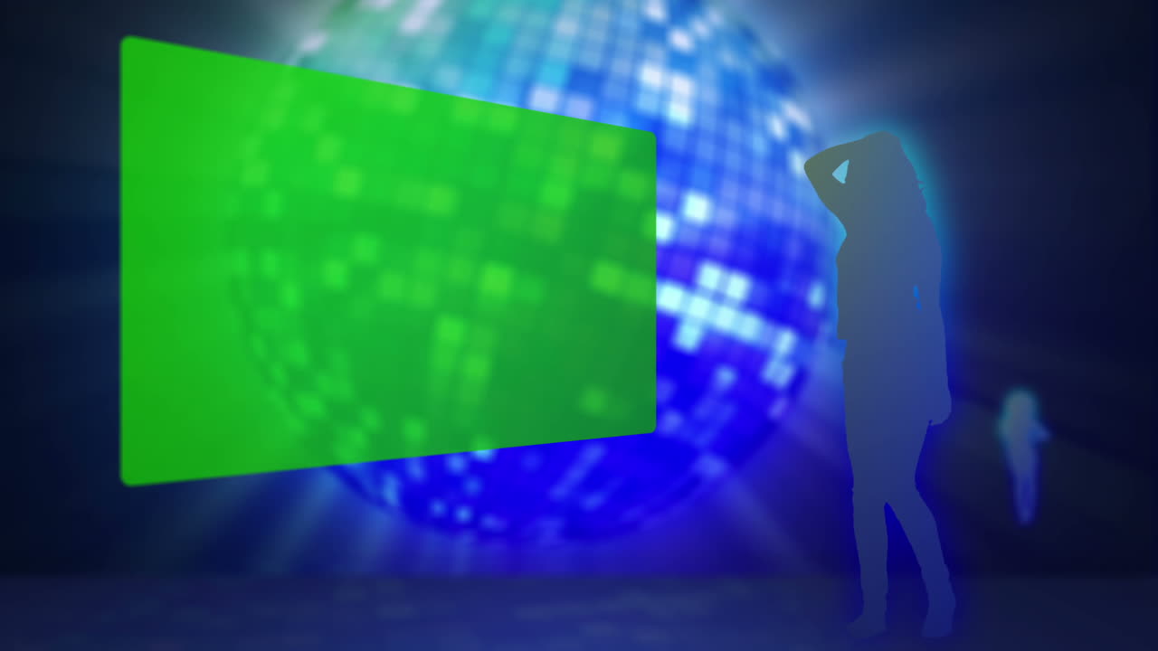Quattro schermi in chroma key contro una palla da discoteca