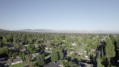 northridge barrio residencial casas vista aérea elevándose por encima de los árboles suburbio del valle de san fernando