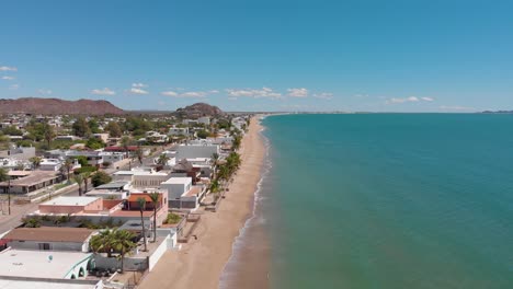 imágenes aéreas de drones de la bahía de kino en hermosillo sonora méxico durante el día soleado - vista superior