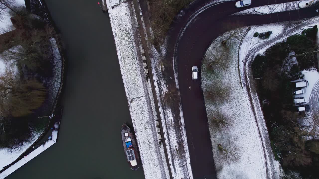 Porto turistico nella città olandese medievale anseatica di Zutphen, nei Paesi Bassi, con le sue torri, coperta di neve e con barche lungo il fiume IJssel.