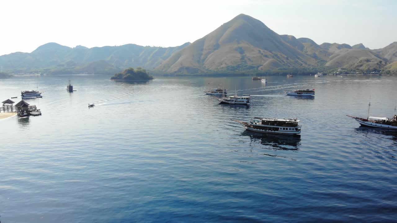 barcos turísticos en la isla de pulau kelor en indonesia en el parque nacional de komodo