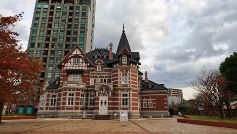 Biblioteca-Conmemorativa-De-La-Amistad-Internacional-De-Kitakyushu-En-La-Ciudad-Retro-De-Mojiko,-Japón