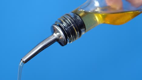 aceite de oliva vertido de una botella de vidrio.