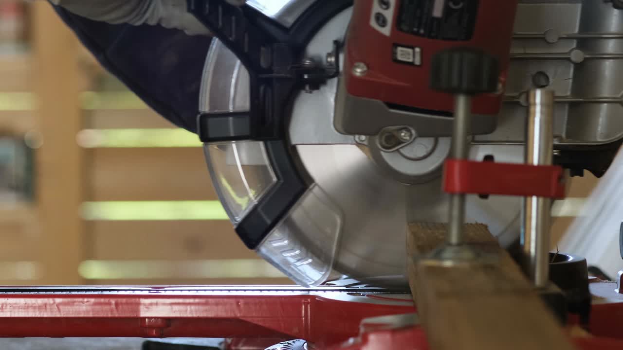 плотник, использующий круговую пилу для резки деревянных листов, рабочий инструмент, производство