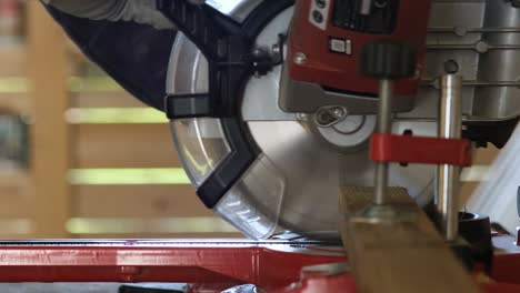 carpintero que utiliza una sierra circular para cortar hojas de madera, herramienta de trabajo de trabajo, fabricación