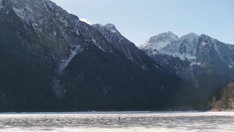 Lago-Del-Predil,-Tarvisio---Italia-Un-Lago-Alpino-Congelado-En-Un-Paisaje-De-Montaña-De-Cuento-De-Hadas-De-Invierno-Cubierto-De-Nieve